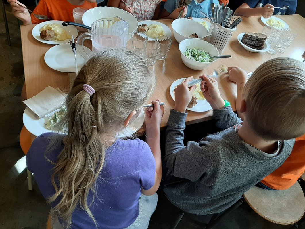 Jēkabpils novada dome bērnudārzu audzēkņu un pamatskolēnu bezmaksas ēdināšanu nodrošinās līdz septembrim (PRECIZĒTS)