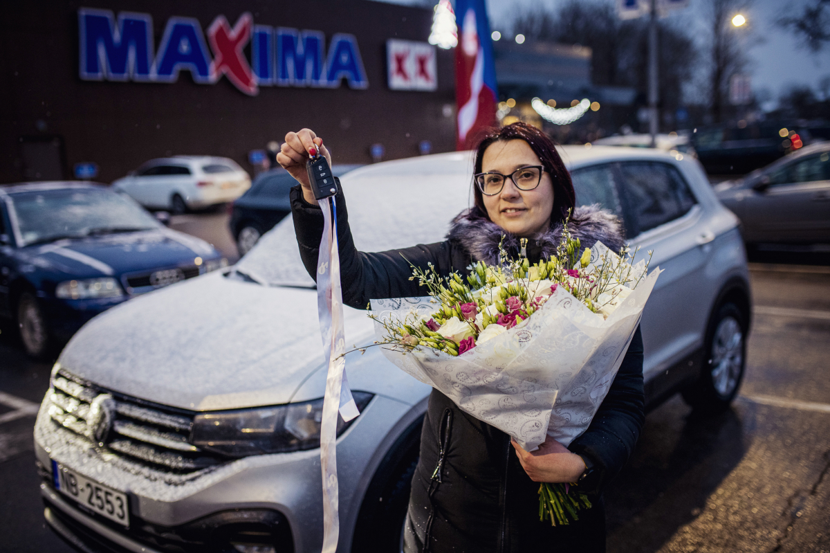 “Maxima” 20 gadu jubilejas darbinieku loterijā auto laimējusi darbiniece no Jēkabpils