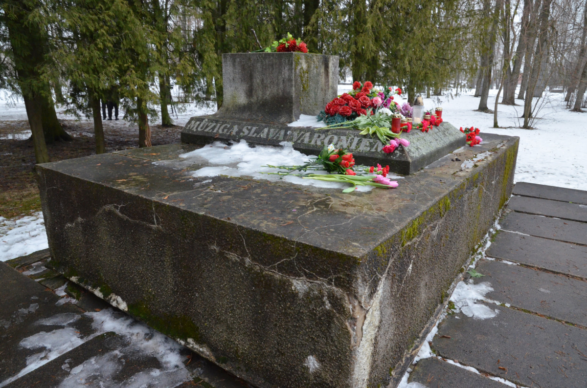 Prokuratūra vietējo uzņēmēju apsūdz kriminālprocesā par lielgabala neatļautu demontāžu no padomju memoriāla Jēkabpilī (PAPILDINĀTA)