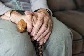 Pensionāriem, cilvēkiem ar invaliditāti un apgādnieku zaudējušajiem izmaksās 80 eiro atbalsta maksājumu