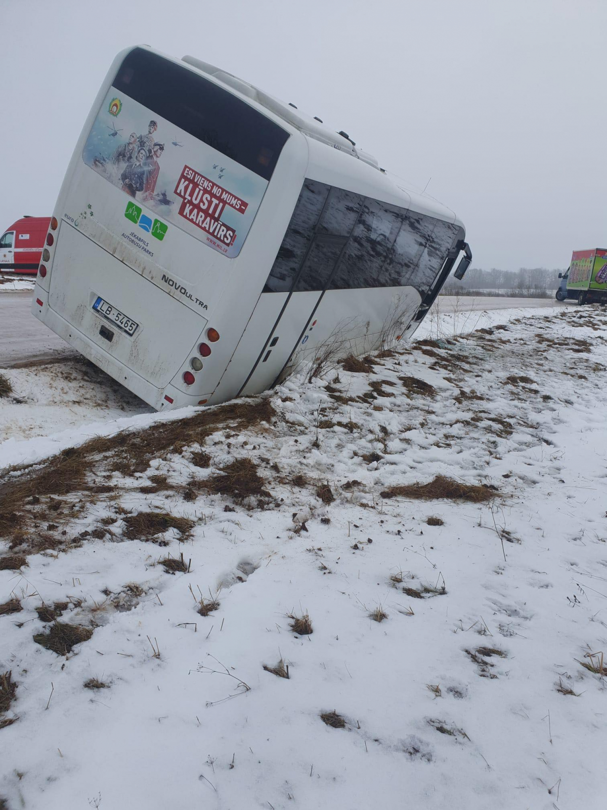 Preiļu novadā glābēji palīdz izkļūt cilvēkiem no avarējuša Jēkabpils autobusu parka autobusa