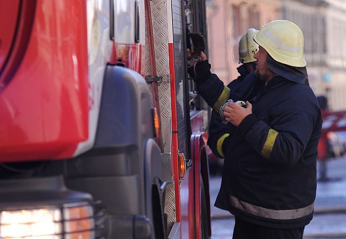 Pēc gandrīz 33 stundu darba likvidēts ugunsgrēks kokapstrādes uzņēmumā Aizkraukles novadā