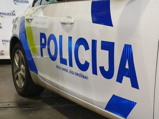 Jēkabpils policija sākusi izmeklēšanu pret autovadītāju,  kurš uzbraucis stāvošam BMW 525 un pametis notikuma vietu