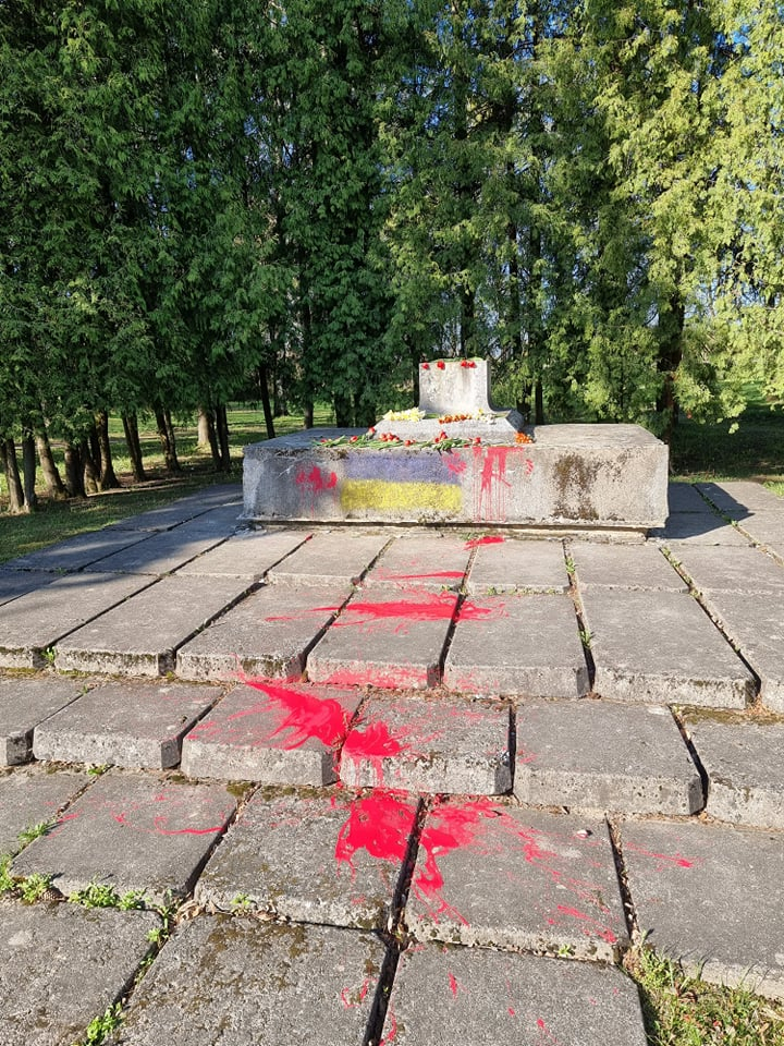 В Екабпилсе неизвестные облили мемориал советским воинам краской 