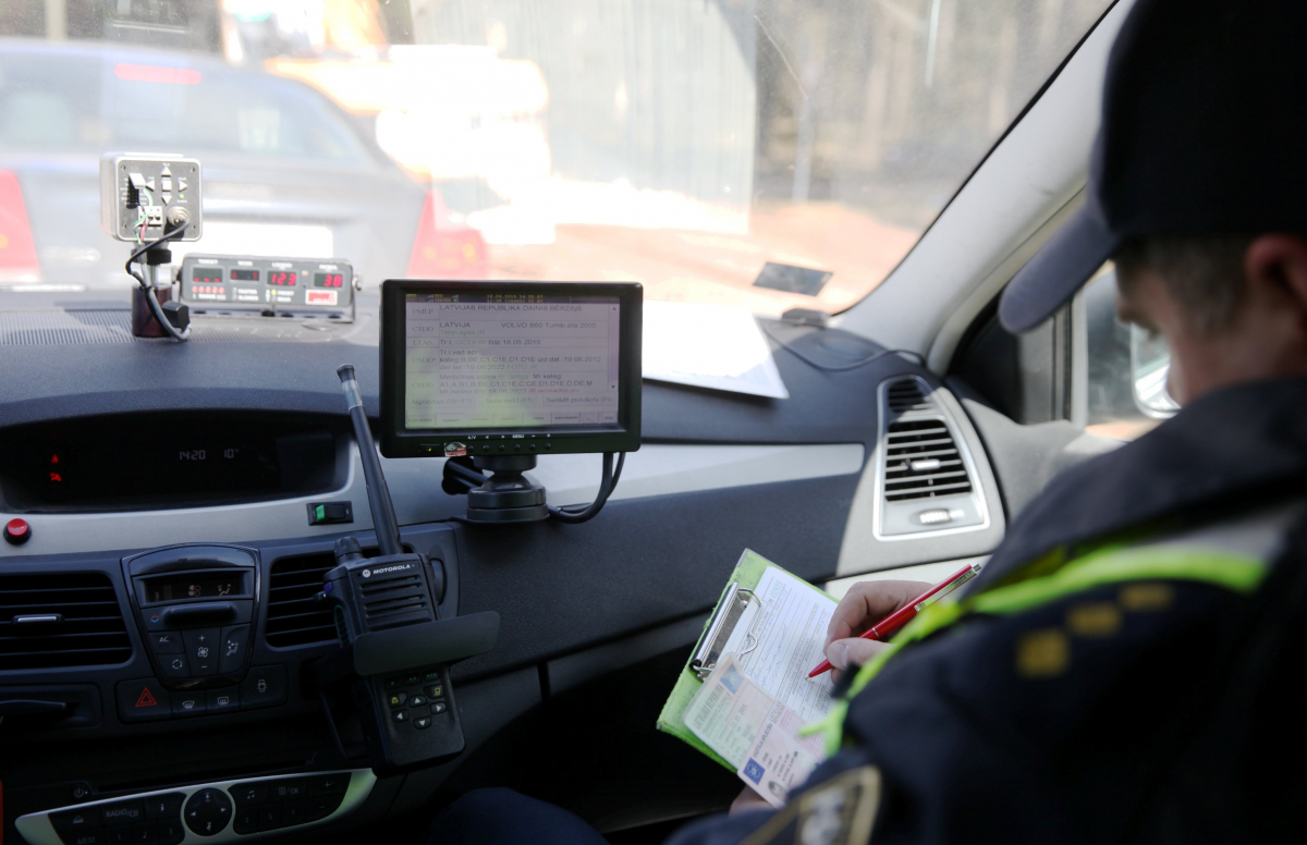 Policija sākusi trīs administratīvo pārkāpumu procesus pret autovadītāju, kurš braucot 3,2 promiļu reibumā, Krustpils pagastā izraisa avāriju un aizbēg 