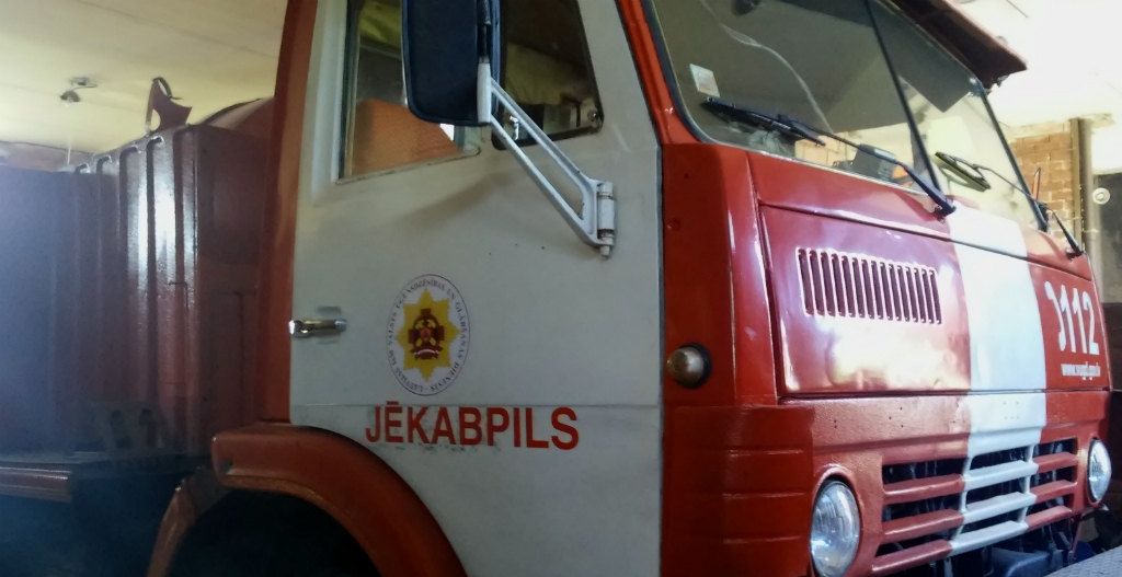 Jēkabpilī ugunsdzēsēji saukti dzēst degošu reklāmas banneri