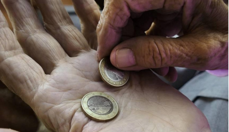 Valdība lemj divus mēnešus izmaksāt lielākus valsts pabalstus