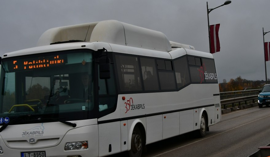 Lāčplēša dienas lāpu gājiena laikā Jēkabpilī būs noteikti satiksmes ierobežojumi, novirzīti sabiedriskā transporta maršruti