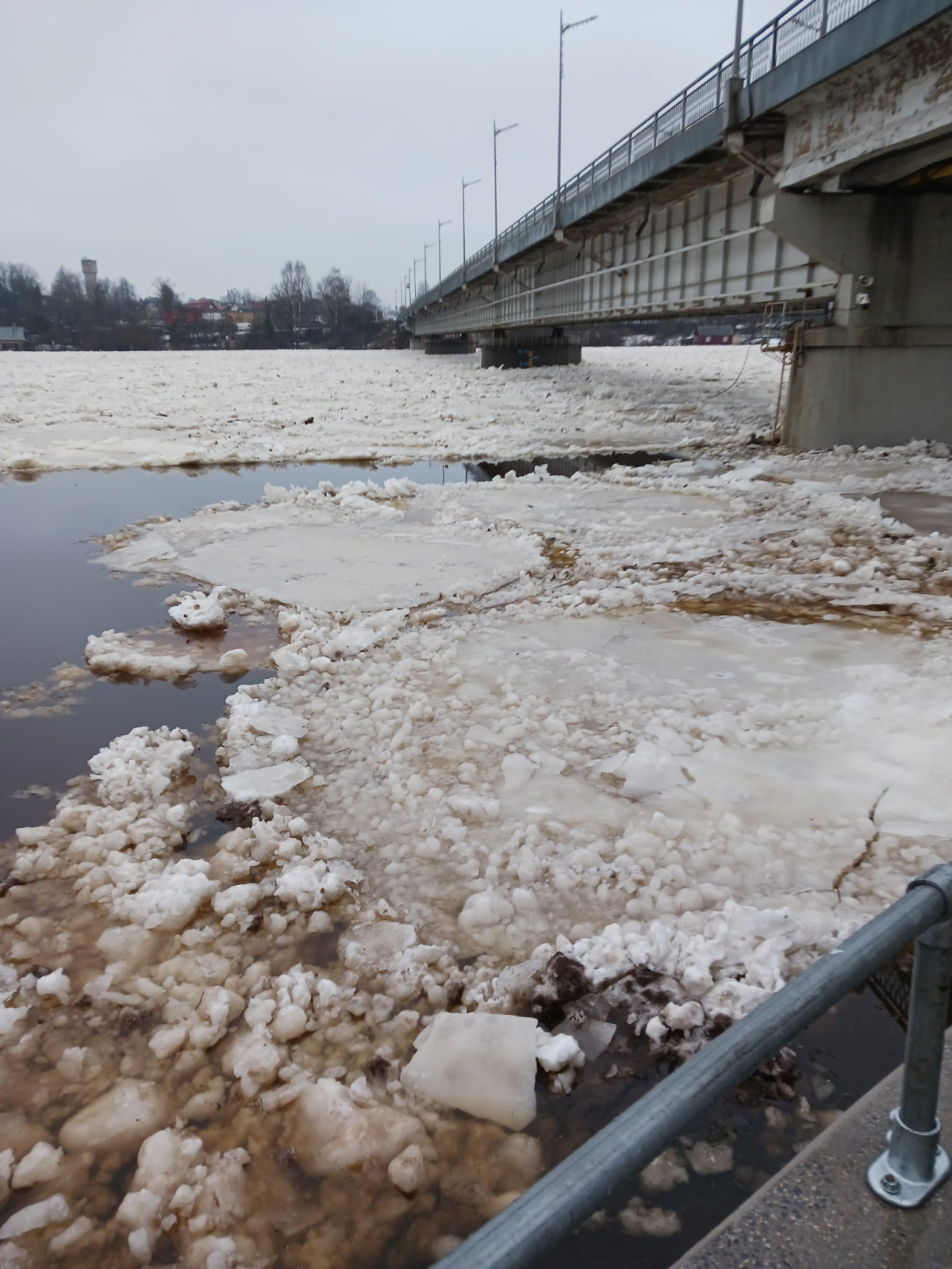 Iedzīvotāji jautā: Vai turpinot paaugstināties ūdens līmenim Daugavā, pastāv iespēja, ka tiks slēgts tilts pār Daugavu?