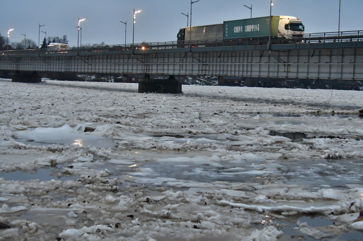 Ūdens līmenis Daugavā pie Jēkabpils pakāpies līdz 8,34 metru atzīmei, pašvaldība slēdz vairākas skolas, aizliegts pārvietoties pa aizsargdambi