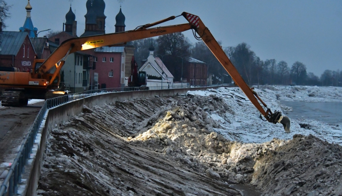 Šonedēļ Daugavas aizsargdambja problemātiskajās uzbēruma vietās noņem sablīvēto ledus masu