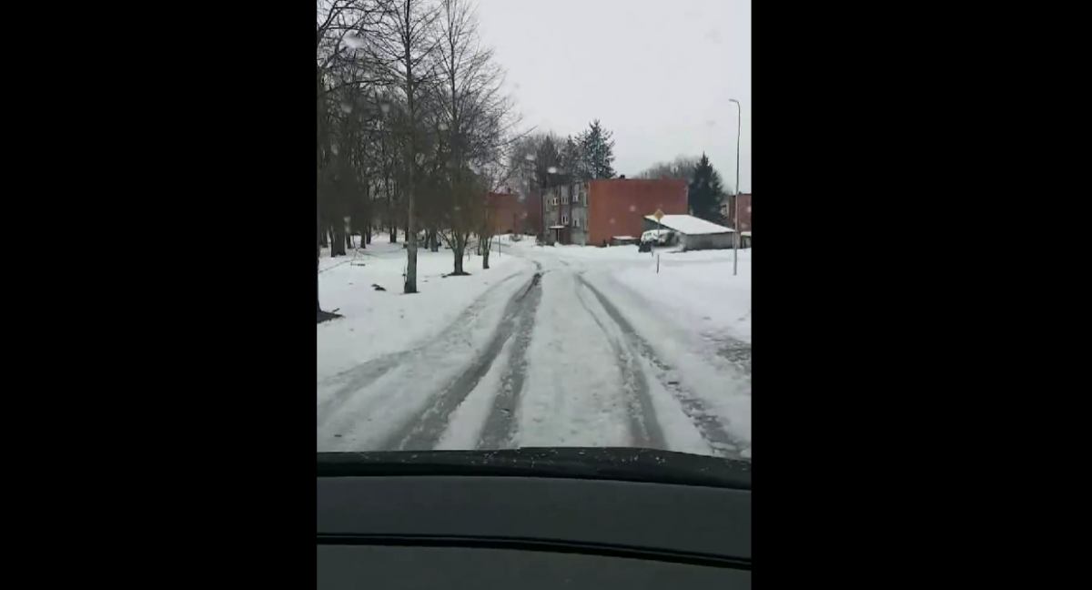 Vīpes iedzīvotāji sūdzas par netīrītiem, grūti izbraucamiem ceļiem, pagasta pārvaldniece aicina būt saprotošiem (VIDEO)