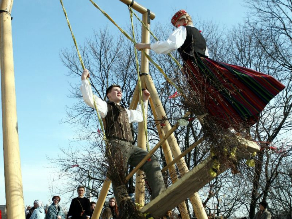 Latvijas iedzīvotāji Lieldienas atzīmē ar olu krāsošanu un došanos pie dabas, baznīcu apmeklē retais