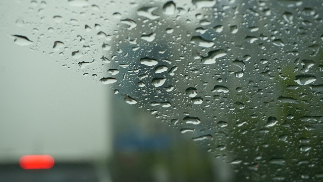 7 noderīgi padomi vadot auto lietus laikā