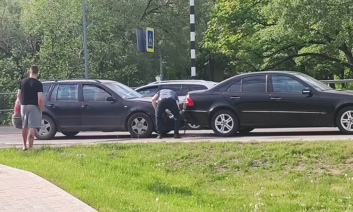 Jēkabpilī, pirmdien uz tilta pār Daugavu pēc triju automašīnu sadursmes, veidojās liels sastrēgums