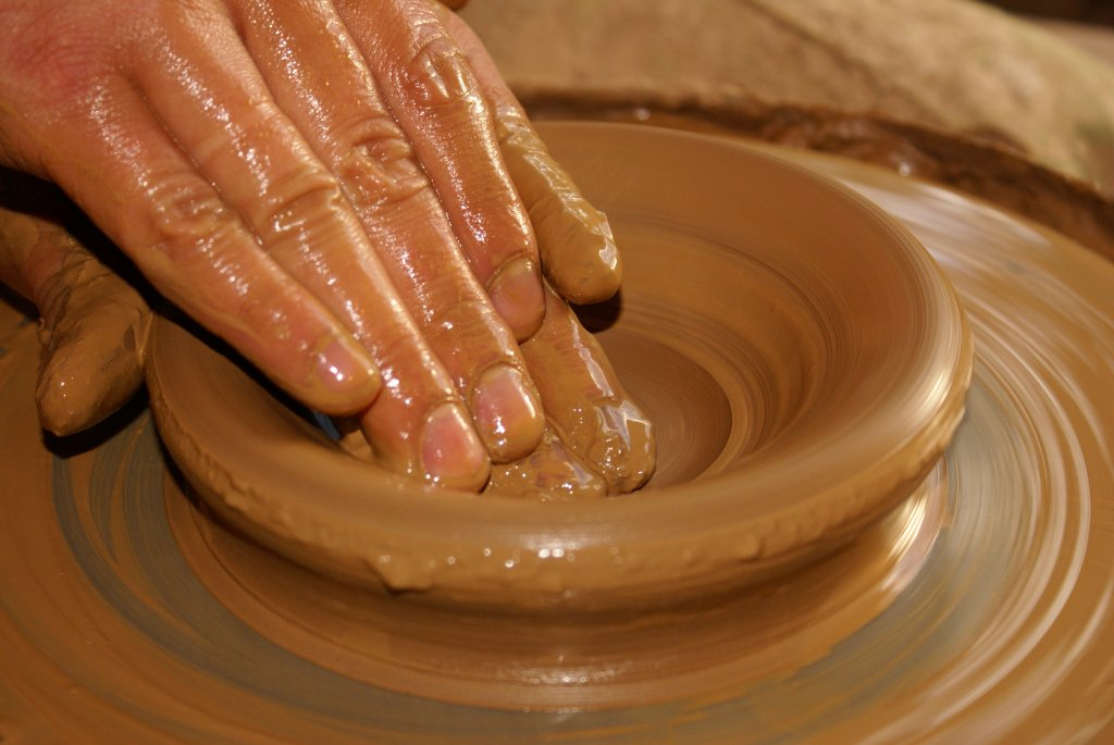 Vīpes amatniecības centrs “Māzers” aicina apgūt Latgales keramikas tradīcijas