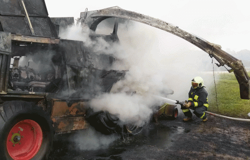 Jēkabpils novadā brīvdienās dzēsts degošs kombains, mikroautobuss, traktors un siena prese