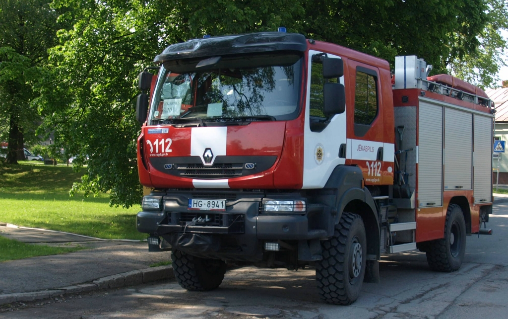 Vakar Jēkabpilī dzēsta degoša automašīna garāžā