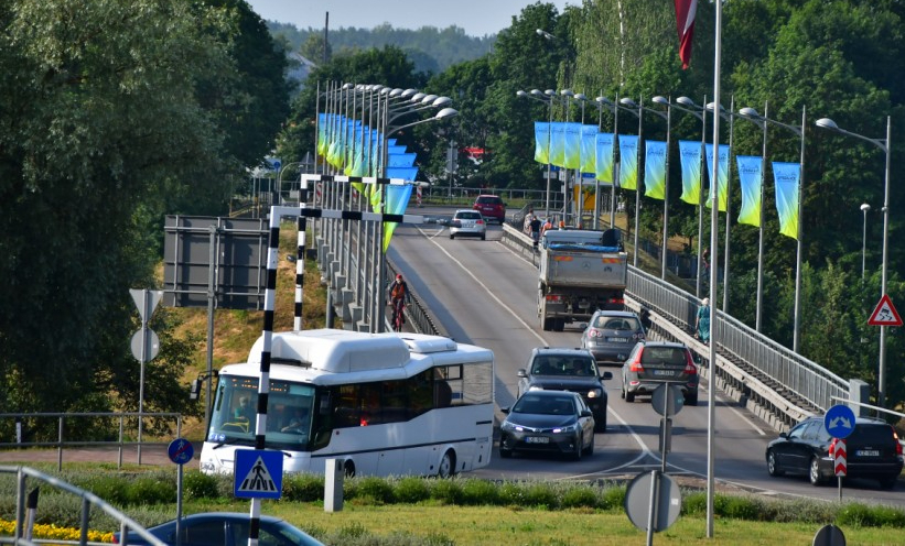 Pateicoties vērīgiem pasažieriem, Jēkabpilī policija pieķer pilsētas autobusa šoferi pie stūres 2,17 promiļu reibumā 