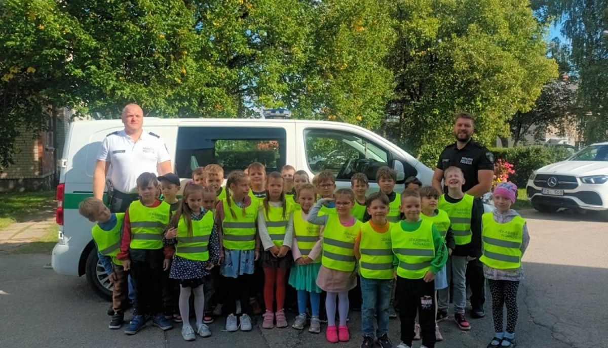 Jēkabpils novada pašvaldības policija tiekas ar pirmklasniekiem, lai informētu par drošību