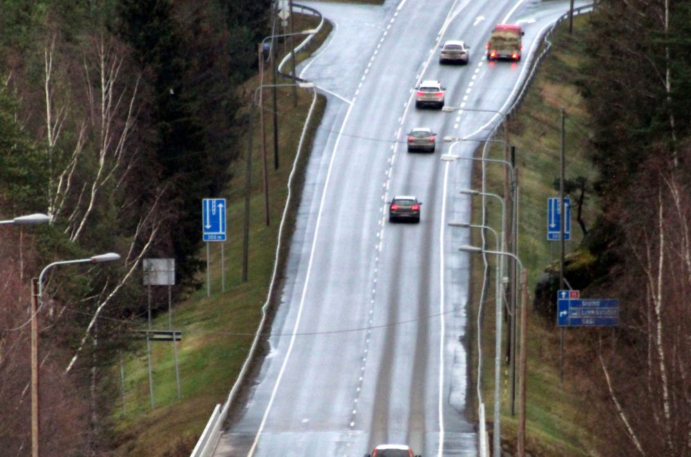 Jēkabpils un Talsu apkārtnē šorīt vietām apledo autoceļi