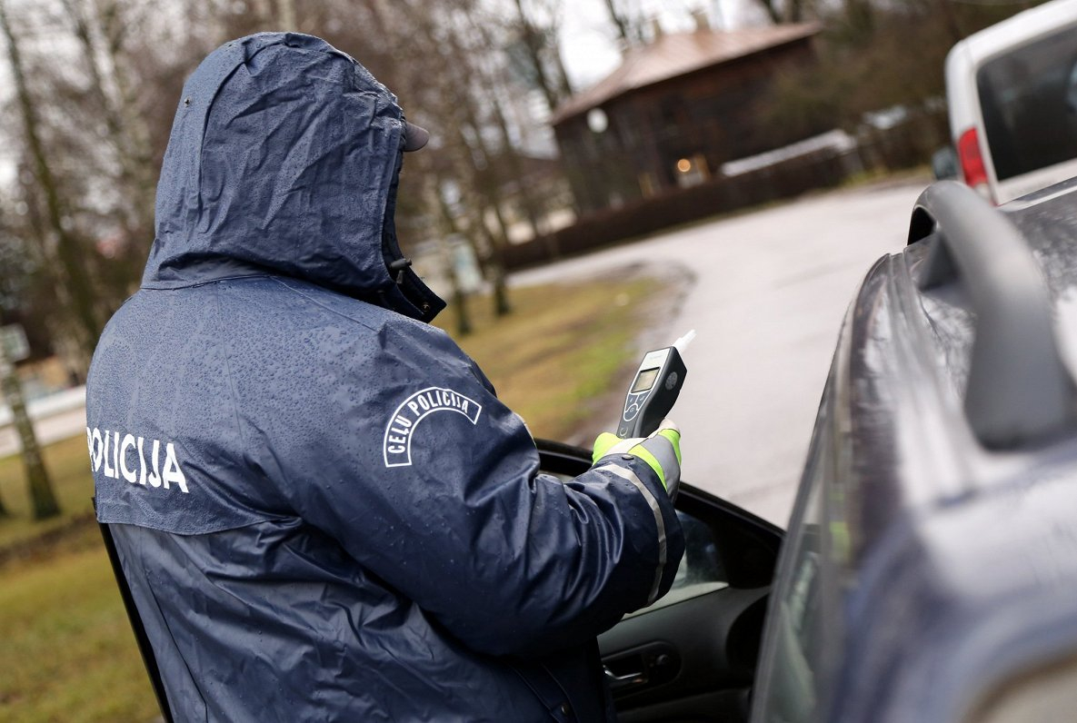 Policija Salā un Jēkabpilī aiztur autovadītājus, kas pie stūres sēdušies alkohola reibumā