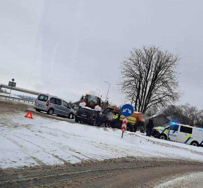 Jēkabpilī, Varoņu ielā satiksmes negadījumā iesaistīts arī ceļu uzkopšanas transporta līdzeklis