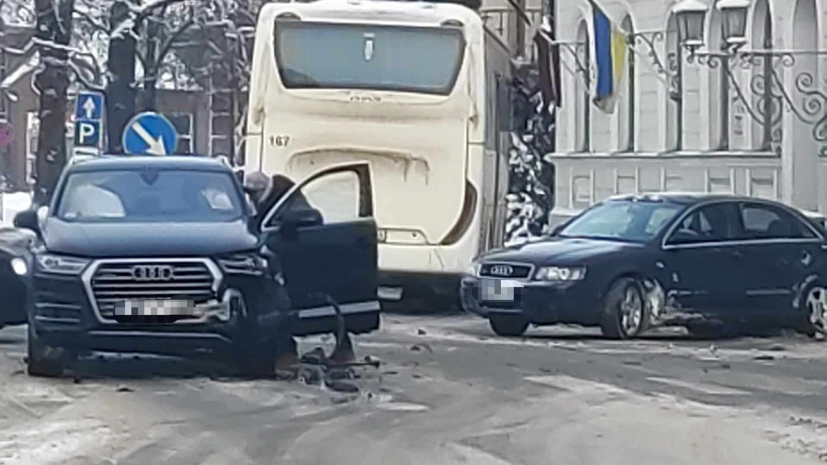 Trešdien Jēkabpilī notikušas divas avārijas, Kūku pagastā negadījumā iesaistīti trīs auto