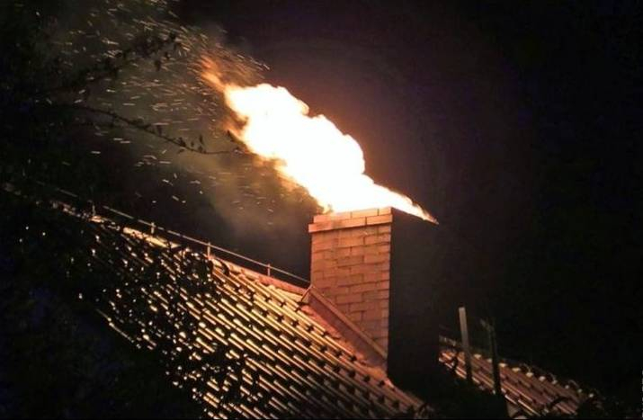 Jēkabpilī divstāvu dzīvojamās mājas dūmvadā dzēsti degoši sodrēji