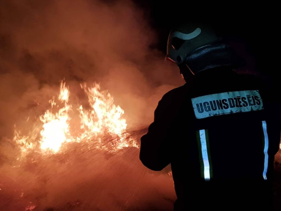 Jēkabpilī, Rīgas ielā dzēsts degošs atkritumu konteiners