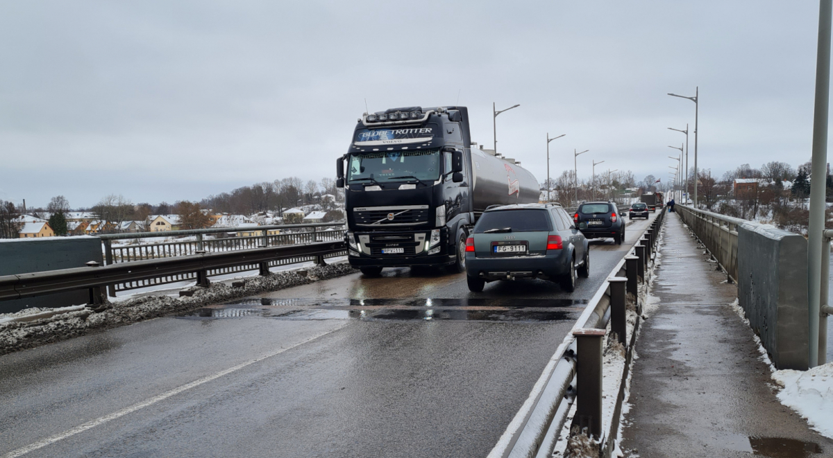 Mums raksta: Jēkabpils tilts zem kravas auto smaguma bīstami šūpojas. Vai nevajadzētu ierobežot smago auto braukšanu?