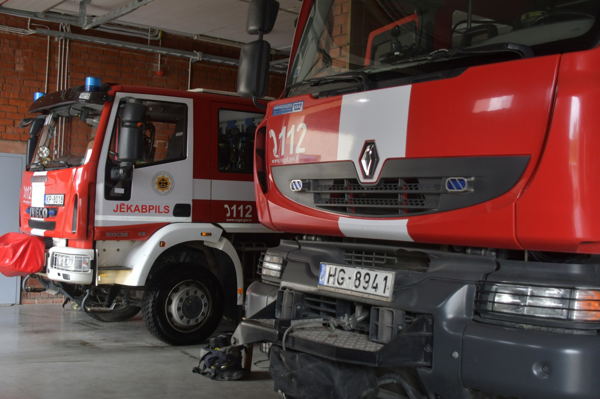 Jēkabpils ugunsdzēsēji saukti dzēst degošu automašīnu, sodrējus skurstenī un kūlu