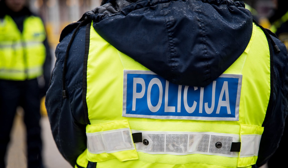 Ēnu diena Jēkabpilī Valsts policijas darbiniekus ēnoja pieci skolēni