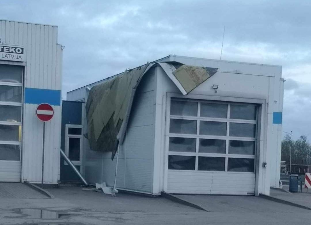 Stiprā vēja radītie postījumi CSDD Jēkabpils apskates punkta jumtam iestādes darbu neietekmēs