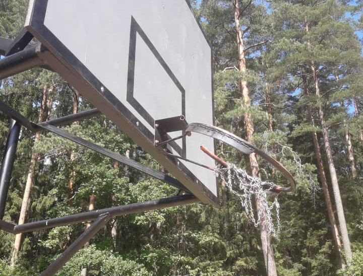 Vandāļi Zīlānos sabojājuši pašvaldībai piederošu basketbola grozu