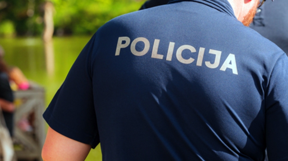 Ābeļu pagastā ar dzeltenu krāsu apķēpā dzīvokļa durvis