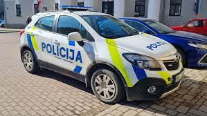 Jēkabpilī kādā dzīvoklī atrod divus līķus, begot no policijas, notikuma vietā iet bojā vīrietis (PAPILDINĀTS)