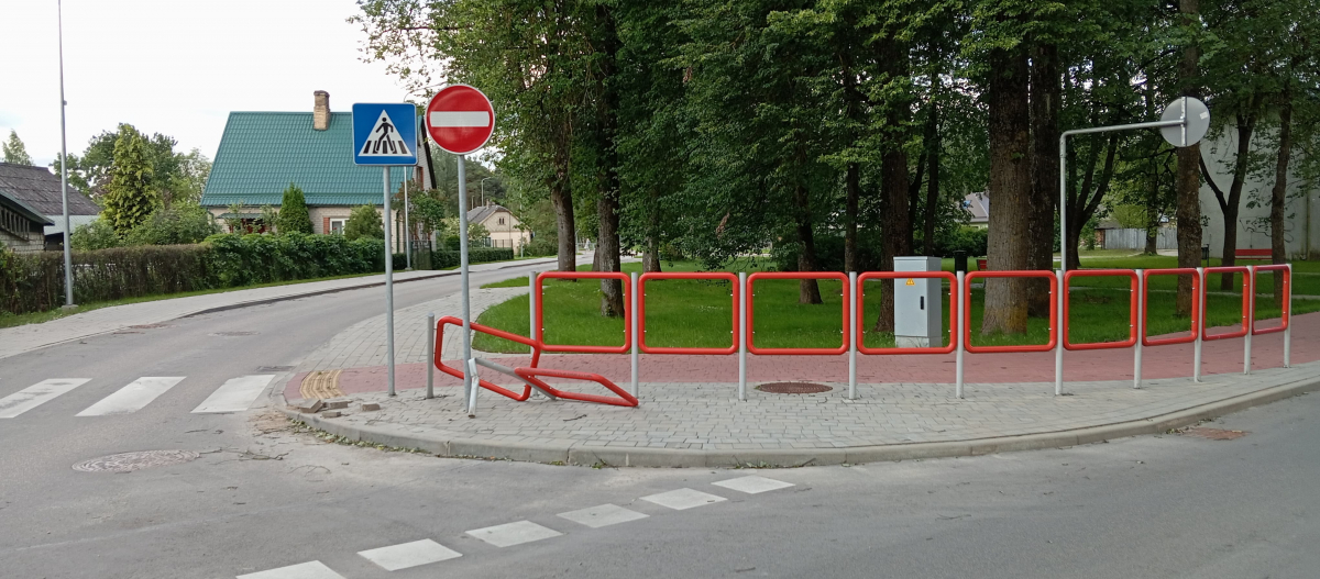 Kravas automašīna, avārējot, notriec ietves margas Jēkabpilī, Zaļā ielā