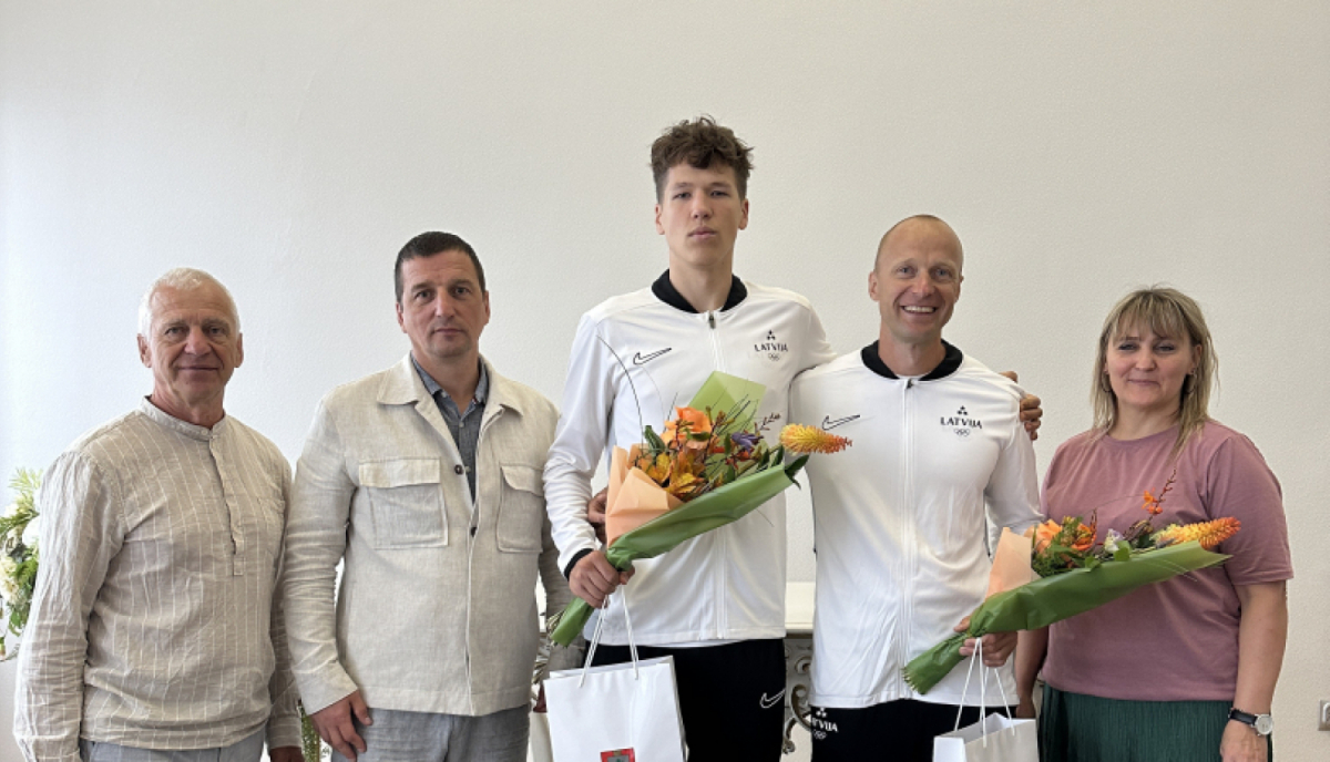 Jēkabpils novada domes priekšsēdētājs sveic sportistu Danielu Ģiedri ar bronzas medaļu augstlēkšanā