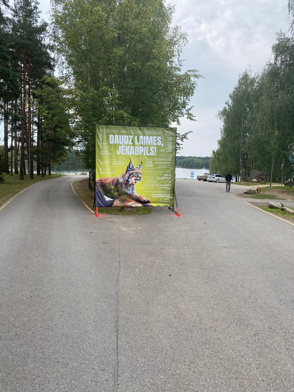 Mums raksta: Iedzīvotāji jautā - vai reklāmas plakātu drīkst izvietot uz ielas?