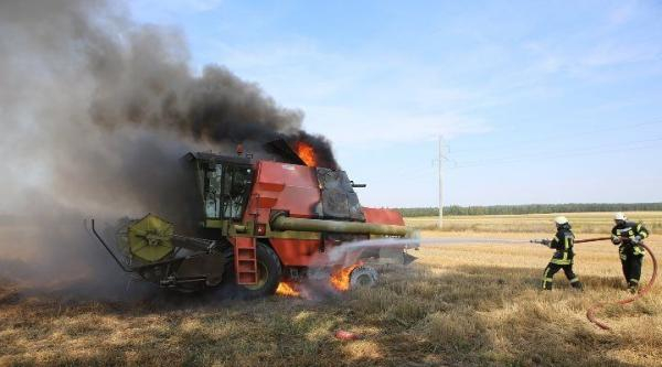 Līvānu novadā nodeg kombains un septiņi hektāri labības