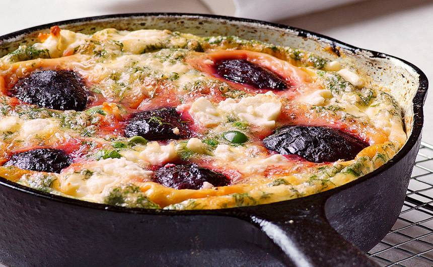 Svētku dienas brokastīs - biešu un fetas omlete