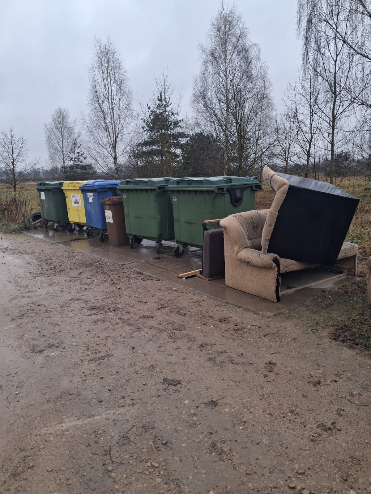 SIA "Jēkabpils pakalpojumi": Iedzīvotāju neziņa vai bezatbildība? Celtnieku ielas 5C konteineru laukumā ir izmestas riepas un mēbeles