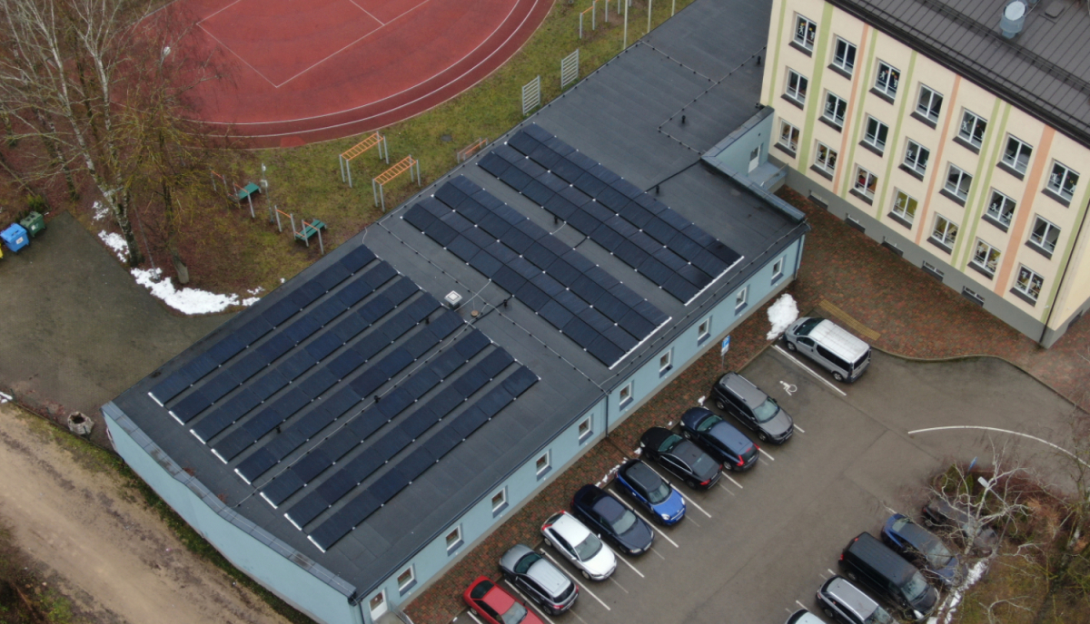 Jēkabpils 2. vidusskolas jumts aprīkots ar saules paneļu sistēmu
