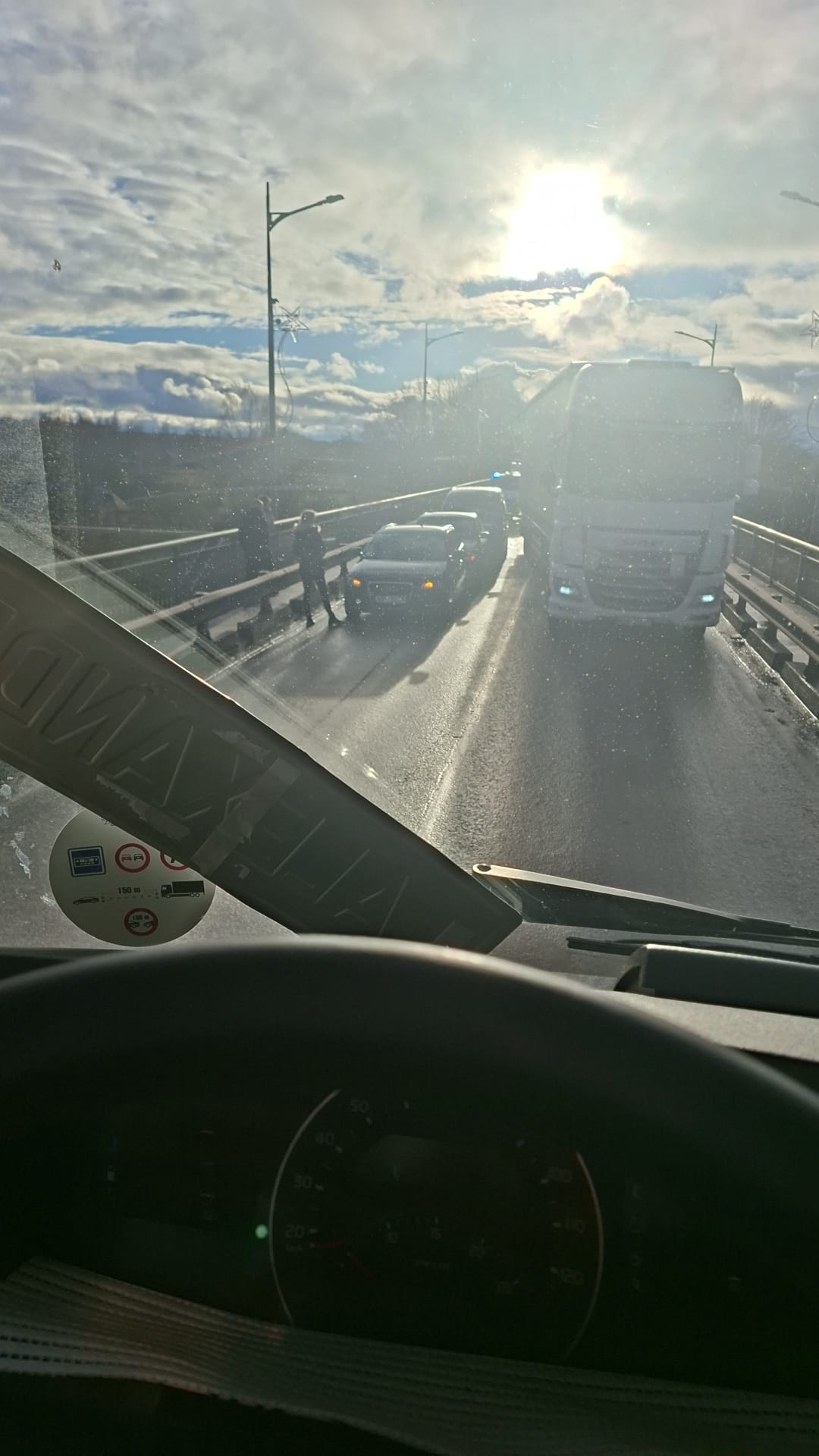 Aculiecinieks ziņo: Jēkabpilī uz tilta pār Daugavu notikusi triju auto avārija, tās laikā veidojās transporta sastrēgums (PAPILDINĀTS)