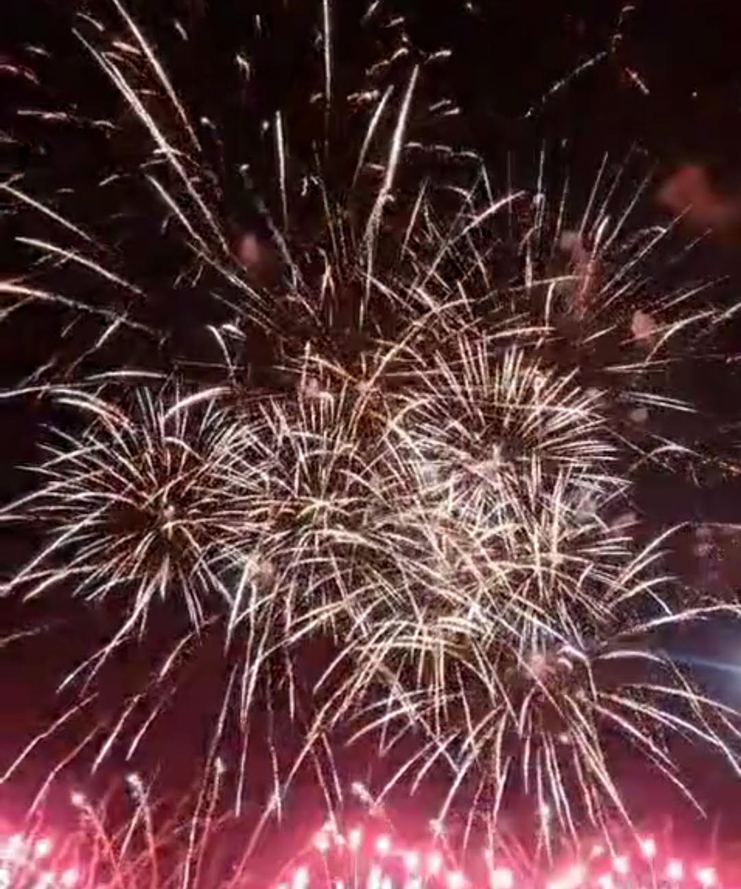 Jēkabpilieši un pilsētas viesi Jauno - 2026.gadu - sagaida ar uguņošanu Vecpilsētas laukumā (VIDEO)