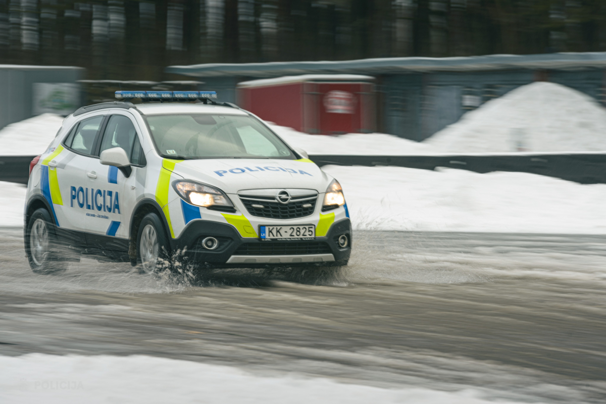 Jēkabpilī, apļveida krustojumā, saskrienas vieglā automašīna ar traktoru