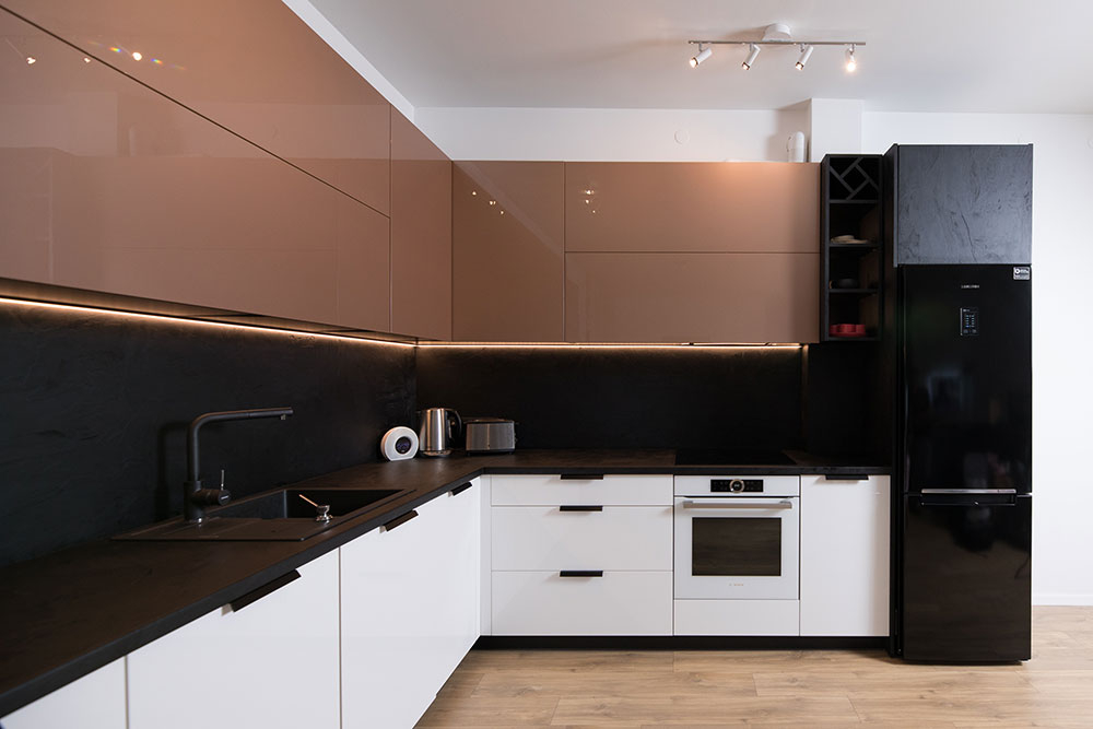 Mēbeles pēc pasūtījuma: kāpēc iebūvējamais skapis un virtuve ir gudra izvēle?