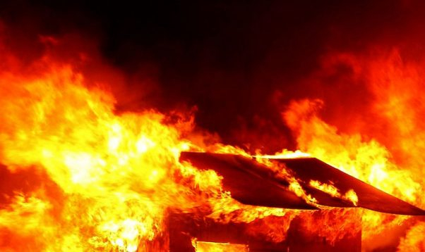 Preiļu novadā ugunsgrēkā gāja bojā cilvēks, Jēkabpils novadā dzēstas degošas saimniecības ēkas