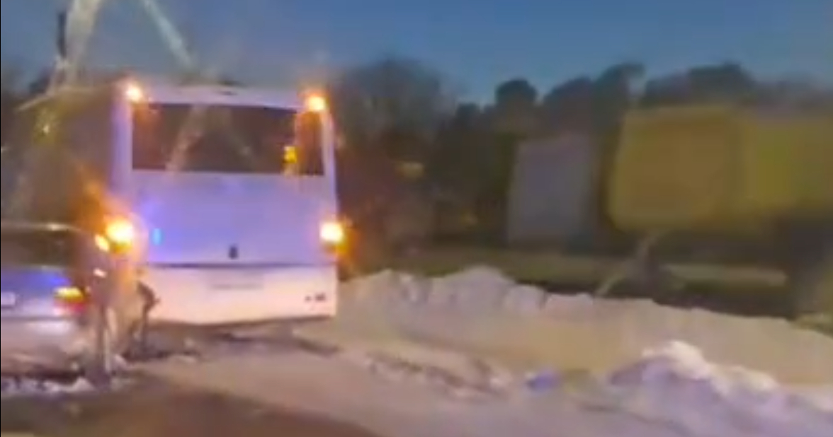 Jēkabpilī vieglais auto saskrienas ar satiksmes autobusu